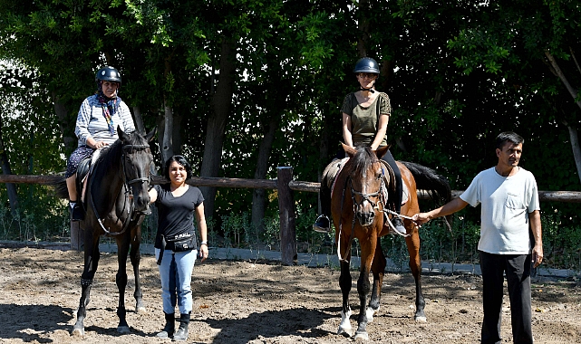 Görme engelliler, ata binmenin heyecanını yaşadı