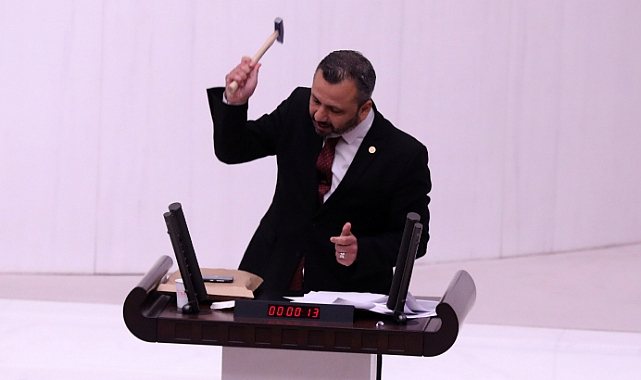 CHP 'Lİ BURAK ERBAY "'BU YASA GEÇERSE TELEFONLARINIZI ATIN, KULLANMANIZA GEREK KALMAYACAK"'