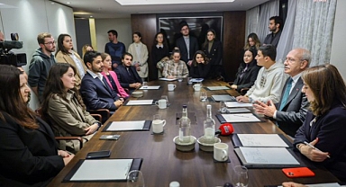 Kılıçdaroğlu, İngiltere ziyareti kapsamında Londra’da eğitim gören Türk öğrenciler bir araya geldi.