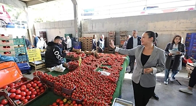 BAŞKAN FİLİZ CERİTOĞLU SENGEL'E URLA'DA SEVGİ GÖSTERİSİ