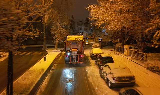 ANKARA’DA YOLLAR TERTEMİZ: BÜYÜKŞEHİRİN KARLA MÜCADELE EKİPLERİ TEYAKKUZDA