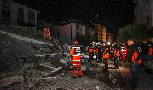 BUCA'NIN KURTARMA EKİBİ AFET BÖLGESİNDE