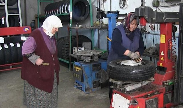 83 yaşındaki oto lastikçisi Vesile teyze, mesleği 61 yaşındaki gelinine devretti