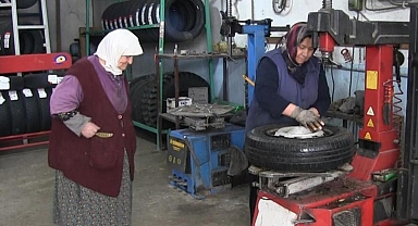 83 yaşındaki oto lastikçisi Vesile teyze, mesleği 61 yaşındaki gelinine devretti