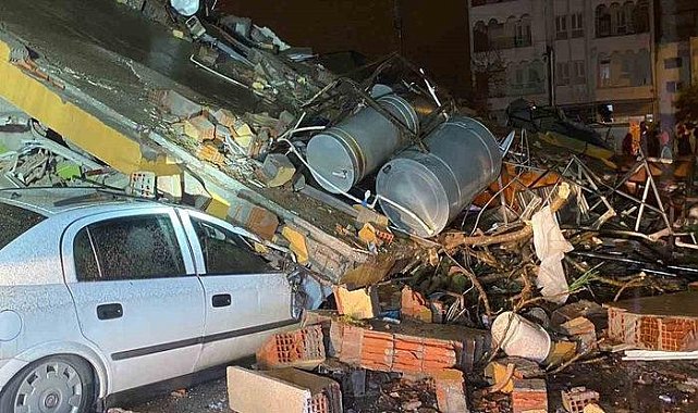 Adıyaman'da ağır hasarlı 5 katlı bina çöktü! Ekipler teyakkuza geçti