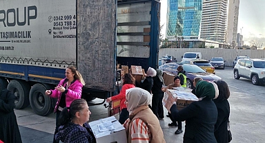 AK Parti İzmir Kadın Kolları’ndan ‘Sıcak Sofralar Tekrar Kurulsun Mutfak Seti’ kampanyasın a destek