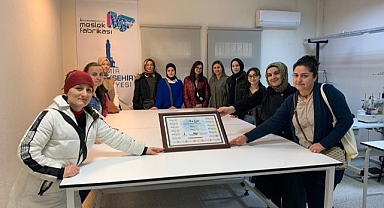 /Altın İğne projesi ile depremzedeler için üretiyorlar. Depremzede bebeklere kıyafet dikiyorlar