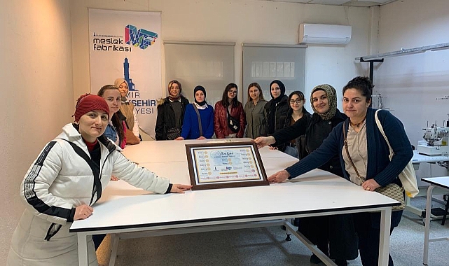 /Altın İğne projesi ile depremzedeler için üretiyorlar. Depremzede bebeklere kıyafet dikiyorlar