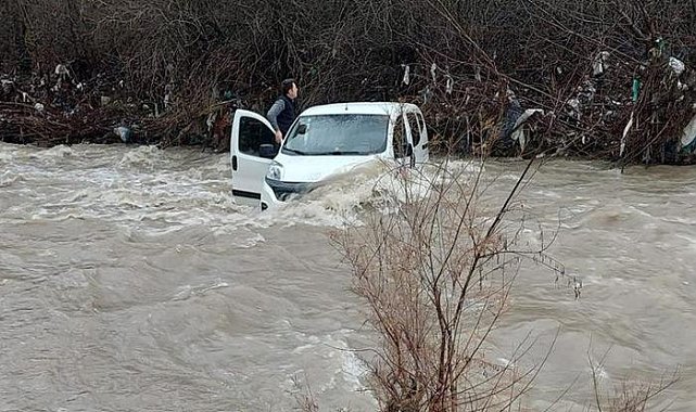 Araçları ile dereden geçmek istediler! Sele kapılan 3 kişi ölümden döndü