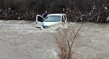 Araçları ile dereden geçmek istediler! Sele kapılan 3 kişi ölümden döndü