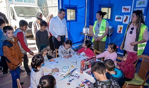Batur yeniden deprem bölgesinde: Çocuklarımızın yüzünü güldürüyoruz