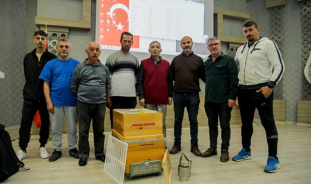 Bornova Belediyesi’nden depremzedelere arıcılık kursuyla terapi
