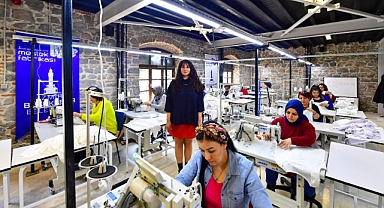 Büyükşehir Belediyesi yaraları dayanışmayla sarmaya devam ediyor Meslek Fabrikası'nda depremzedeler için iç çamaşırı üretiliyor.