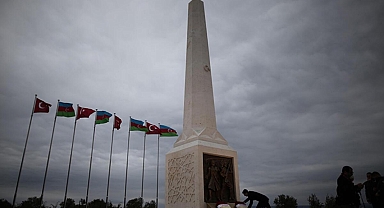 Çanakkale'de şehit olan Azerbaycan askerlerinin anısına yapılan Azerbaycan Anıtı açıldı