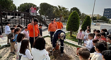 Çeşme'de Okul Bahçeleri Meyve Bahçesine Dönüşüyor
