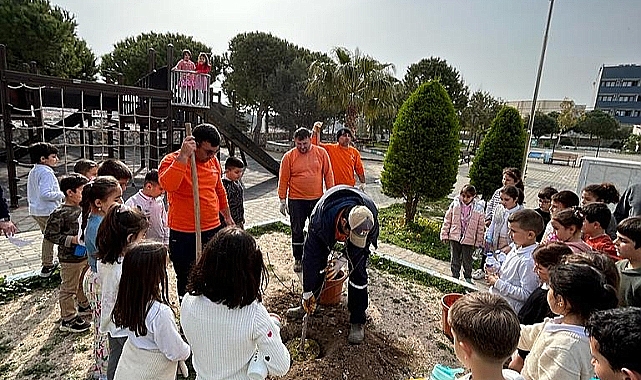 Çeşme'de Okul Bahçeleri Meyve Bahçesine Dönüşüyor