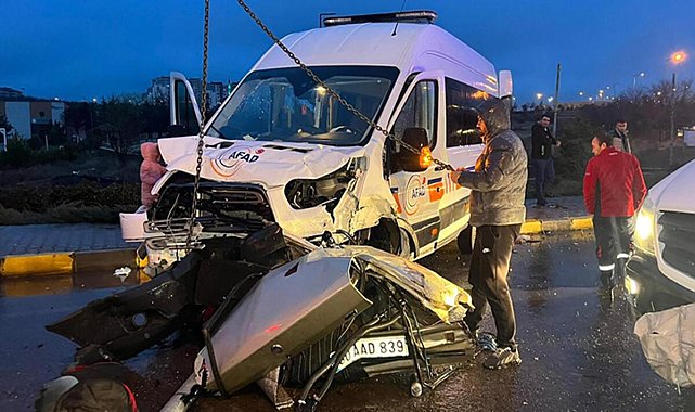 Deprem bölgesine giden AFAD aracı kaza yaptı: 1 ölü, 9 yaralı