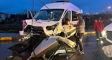 Deprem bölgesine giden AFAD aracı kaza yaptı: 1 ölü, 9 yaralı