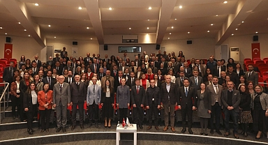 DEÜ'DE 'PROFESÖRLÜK HEYECANI: 124 AKADEMİSYENE BELGE VERİLDİ