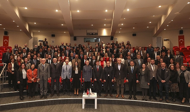 DEÜ'DE 'PROFESÖRLÜK HEYECANI: 124 AKADEMİSYENE BELGE VERİLDİ