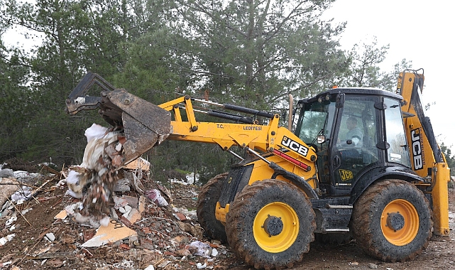 Didim'de moloz temizleme çalışması yapıldı