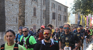 EFES ULTRA MARATON KOŞULDU: SPORCULAR DEPREMZEDELERİ UNUTMADI...