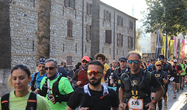 EFES ULTRA MARATON KOŞULDU: SPORCULAR DEPREMZEDELERİ UNUTMADI...