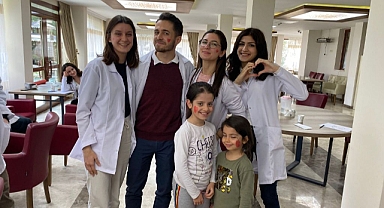 Egeli Gönüllü Diş Hekimleri depremzedelerin ağız ve diş bakımlarını yaptı.