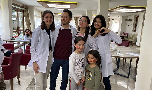 Egeli Gönüllü Diş Hekimleri depremzedelerin ağız ve diş bakımlarını yaptı.