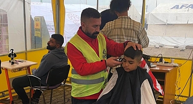 Gönüllü kuaförler deprem bölgesinde