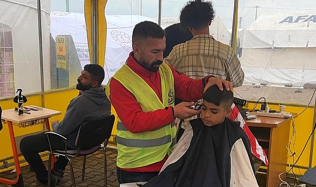 Gönüllü kuaförler deprem bölgesinde