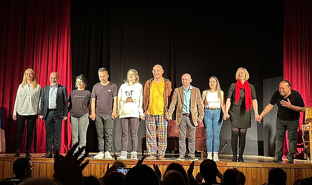 ‘‘HAYBEDEN GERÇEKÜSTÜ AŞK’’ FOÇALI TİYATROSEVERLERİ GÜLDÜRDÜ