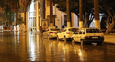 İskenderun’da deniz taştı, caddeler göle döndü... Kaymakamlıktan ilk açıklama geldi: Lodos kaynaklı