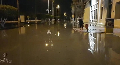 İskenderun'da denizin yükseldi, evleri su bastı