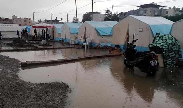İskenderun'da sağanak: Çadırlardaki depremzedeler zor anlar yaşadı