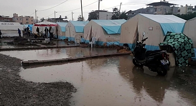 İskenderun'da sağanak: Çadırlardaki depremzedeler zor anlar yaşadı