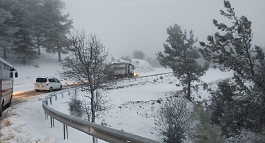 İzmir Büyükşehir Belediyesi ekipleri karla mücadele için sahada.