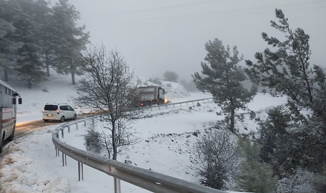 İzmir Büyükşehir Belediyesi ekipleri karla mücadele için sahada.