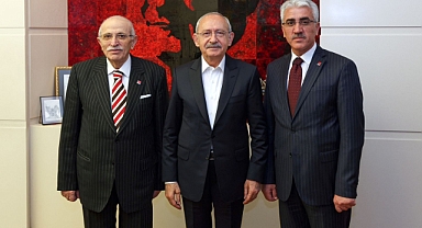 KEMAL KILIÇDAROĞLU, ESKİ AKP MARDİN MİLLETVEKİLİ SÜLEYMAN ÇELEBİ VE OĞLU MEHMET SAİT ÇELEBİ İLE CHP GENEL MERKEZİ’NDEKİ MAKAMINDA GÖRÜŞTÜ.