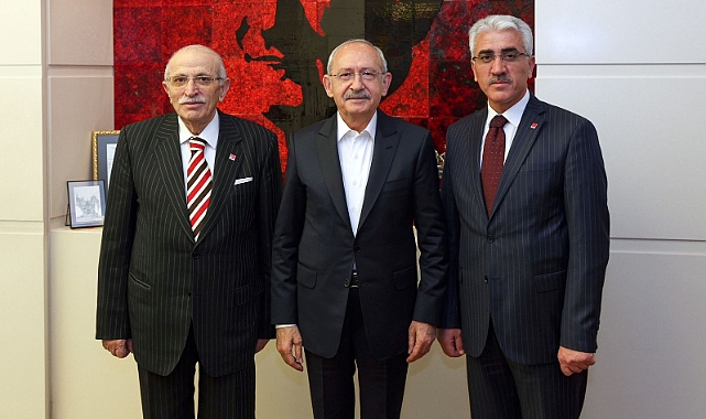 KEMAL KILIÇDAROĞLU, ESKİ AKP MARDİN MİLLETVEKİLİ SÜLEYMAN ÇELEBİ VE OĞLU MEHMET SAİT ÇELEBİ İLE CHP GENEL MERKEZİ’NDEKİ MAKAMINDA GÖRÜŞTÜ.