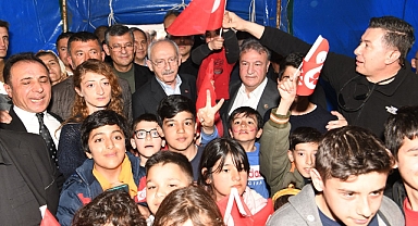 Kılıçdaroğlu Başkan İduğ ile Bornova Belediyesi'nin çadır kentinde