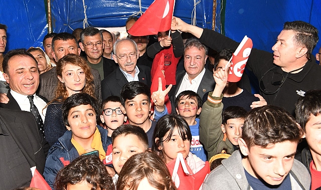 Kılıçdaroğlu Başkan İduğ ile Bornova Belediyesi'nin çadır kentinde