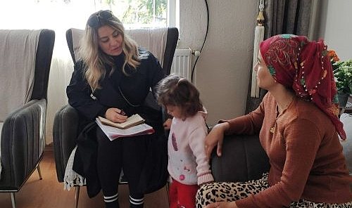 Kınık Belediyesi depremzedelere psikolojik destek veriyor.