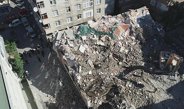 Küçükçekmece’de bir binada yıkım sırasında çökme