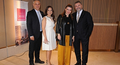 MÜCEVHERLERLE SÜSLÜ DEFİLE