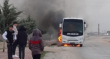 Öğrenci servis midibüsü alev alev yandı