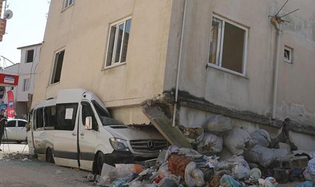 Şaşkına çeviren görüntü! Binanın yıkılmasını minibüs önledi