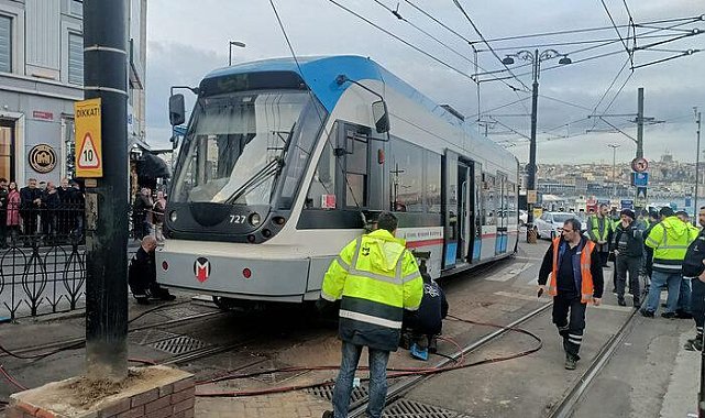 Sirkeci'de aynı yerde tramvay yeniden raydan çıktı! Seferler aksadı
