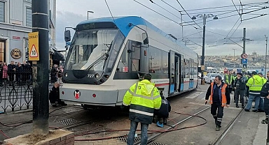 Sirkeci'de aynı yerde tramvay yeniden raydan çıktı! Seferler aksadı