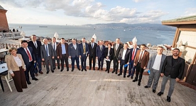 Tunç Soyer, ilçe belediye başkanları ile afet gündemiyle bir araya geldi